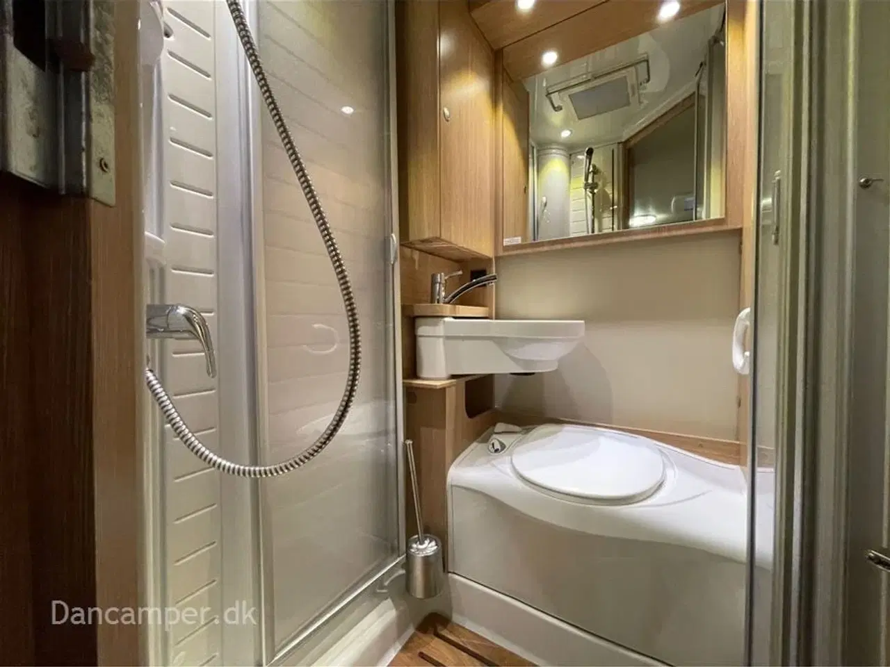 Billede 19 - 2018 - SunLight T 58   MESSEPRIS kr. 579.900,- SPAR kr. 25.000,- Sunlight T58 med solcelle, markise, lithiumbatterier, cykelholder m.m.