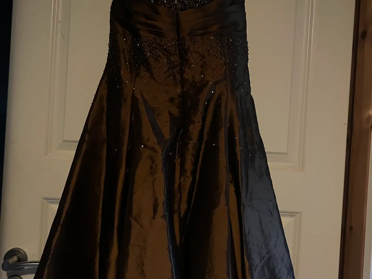 Billede 2 - Smuk festkjole fra May Queen – inkl. matchende sja