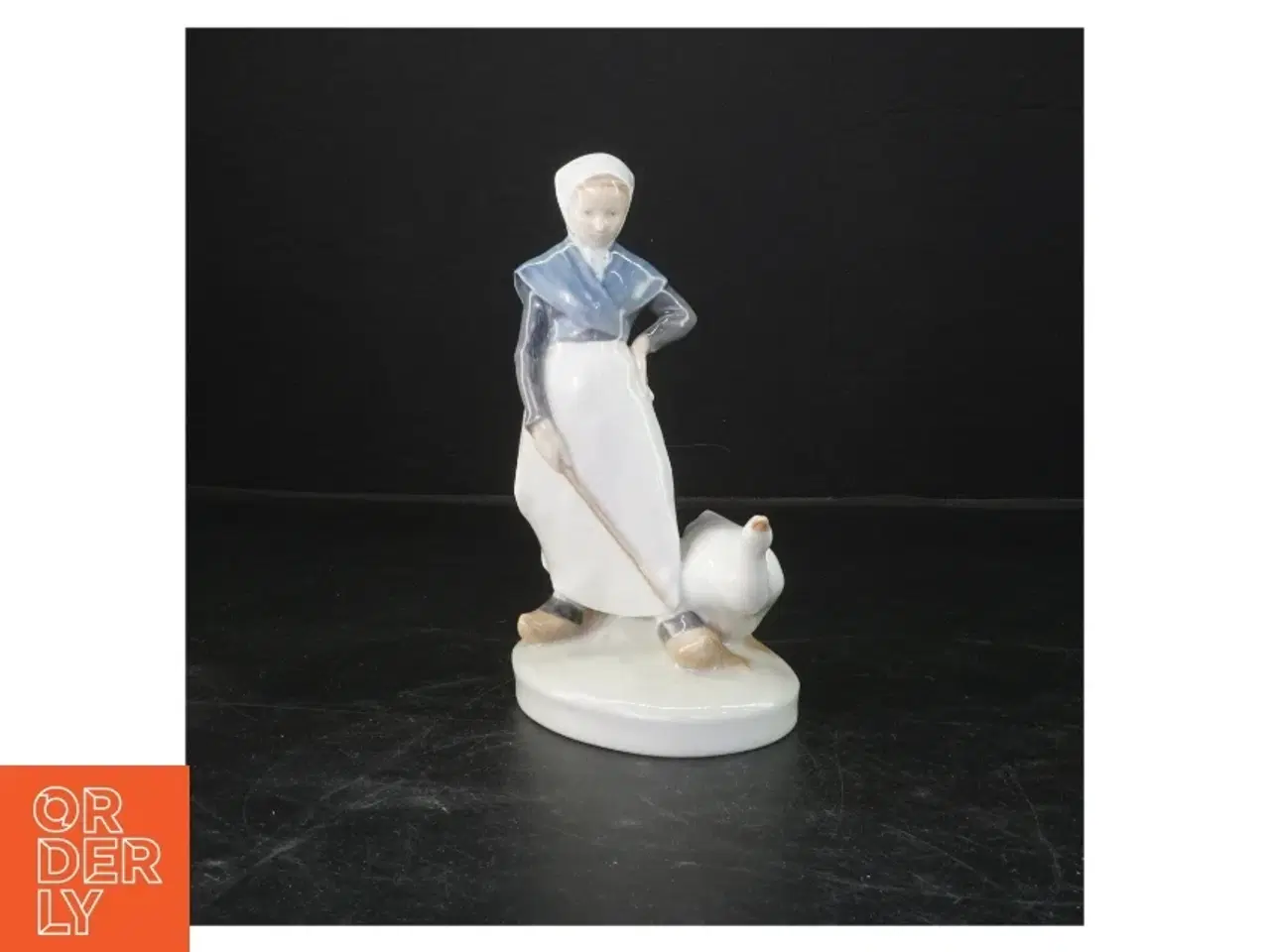 Billede 1 - Porcelænsfigur af kvinde med gås fra Royal Copenhagen (str. 19 cm)