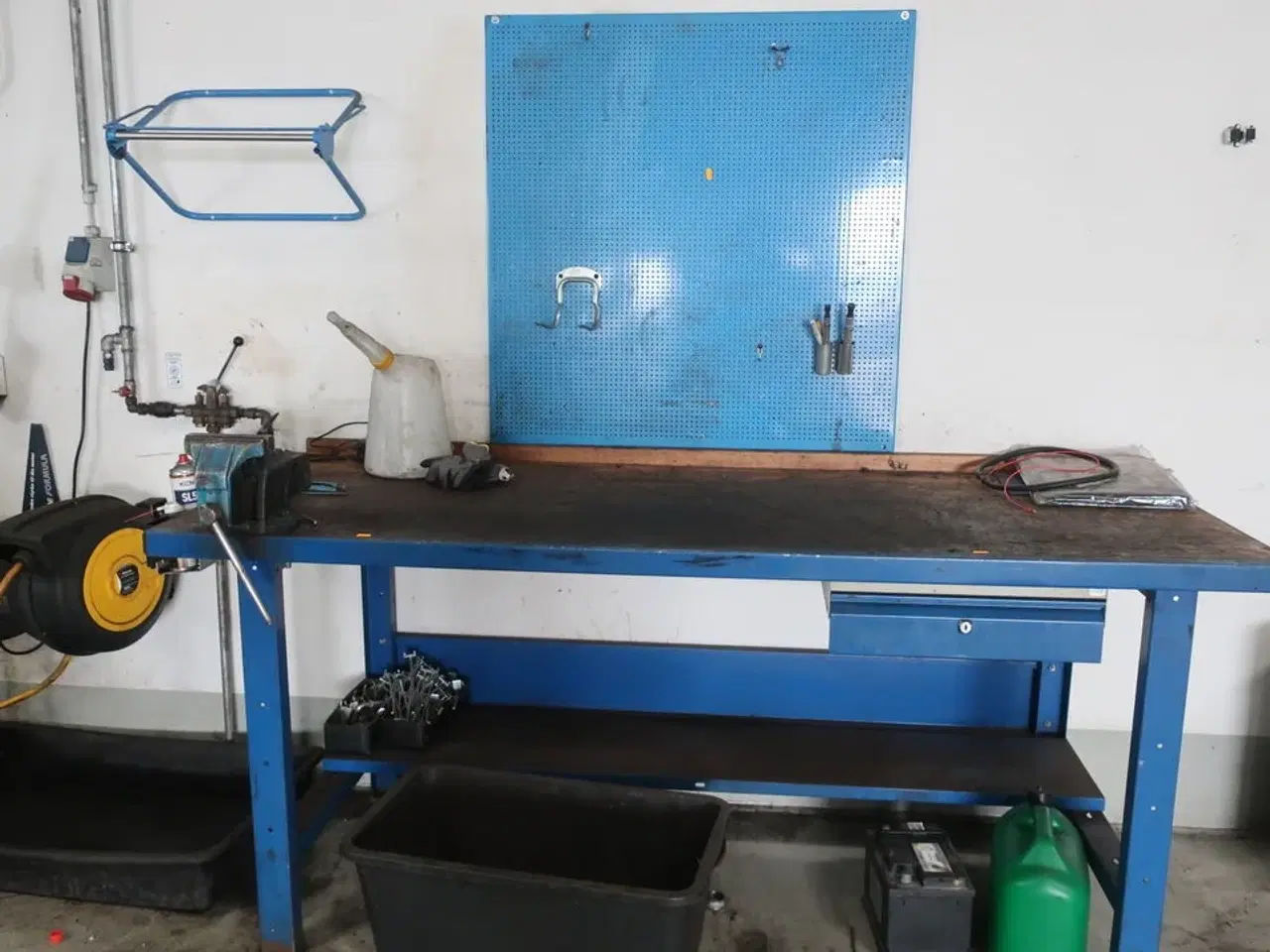 Billede 1 - Arbejdsbord samt værktøjstavle
