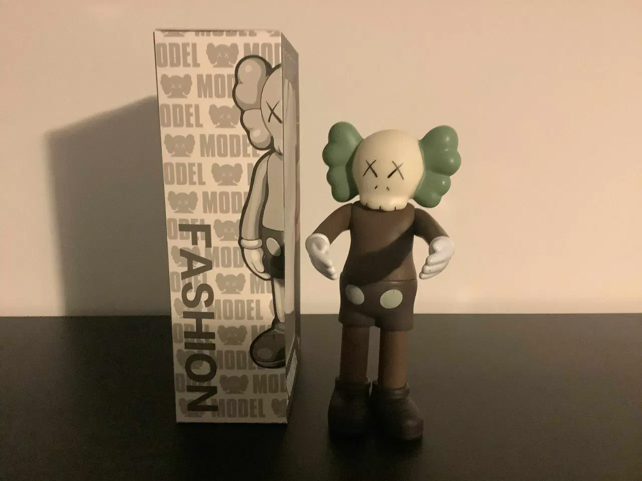 Billede 1 - KAWS Exquisite Model Figurine 18 cm Brun og Grøn