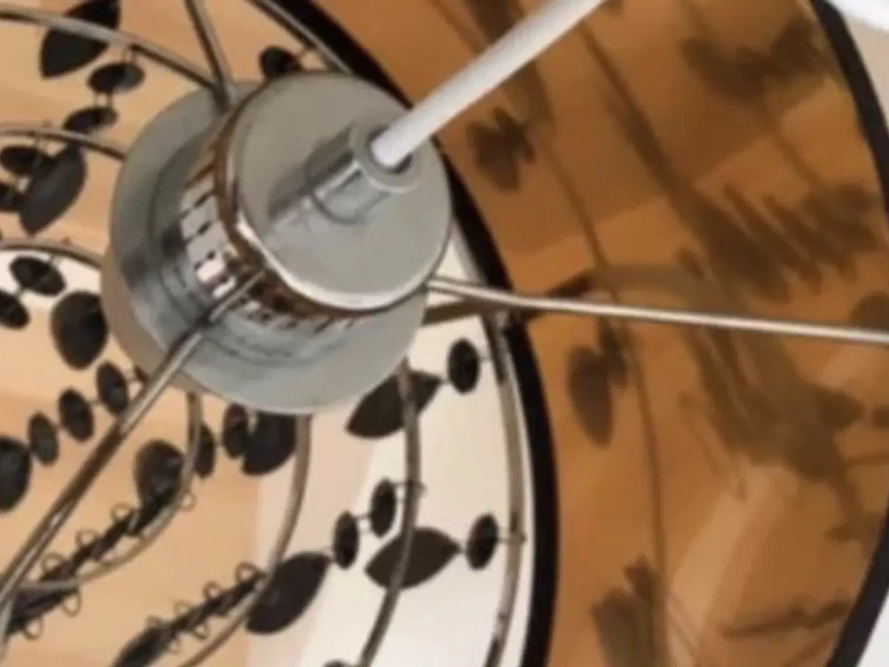 Billede 6 - Fin lampe sort og guldfarvet indvendigt 