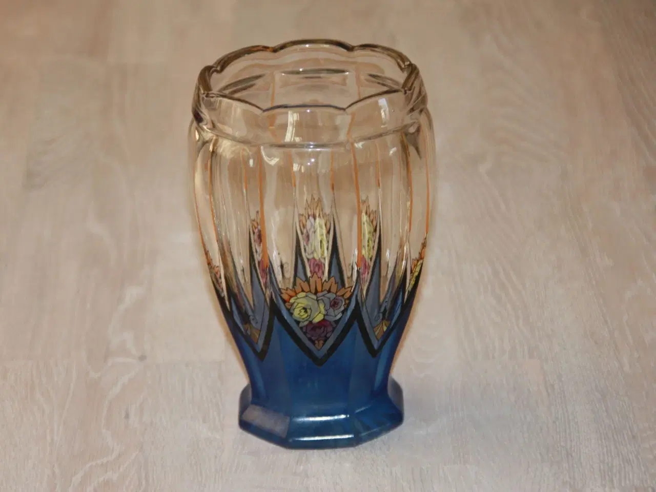 Billede 1 - Gammel håndmælet glas vase H.: 17,5 cm