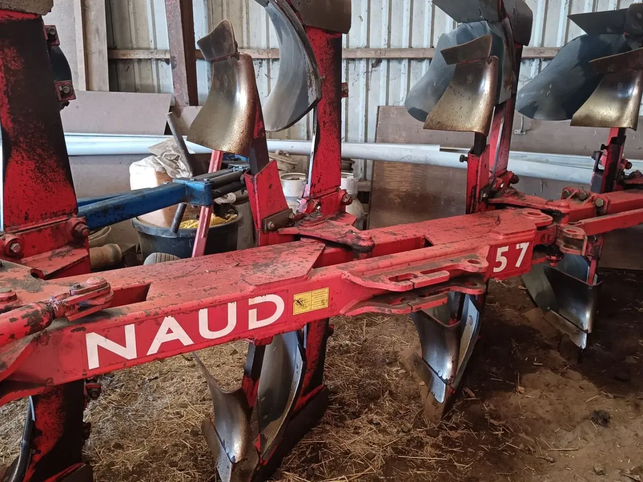 Billede 7 - Naud 57 med fiberplader og jord pakker