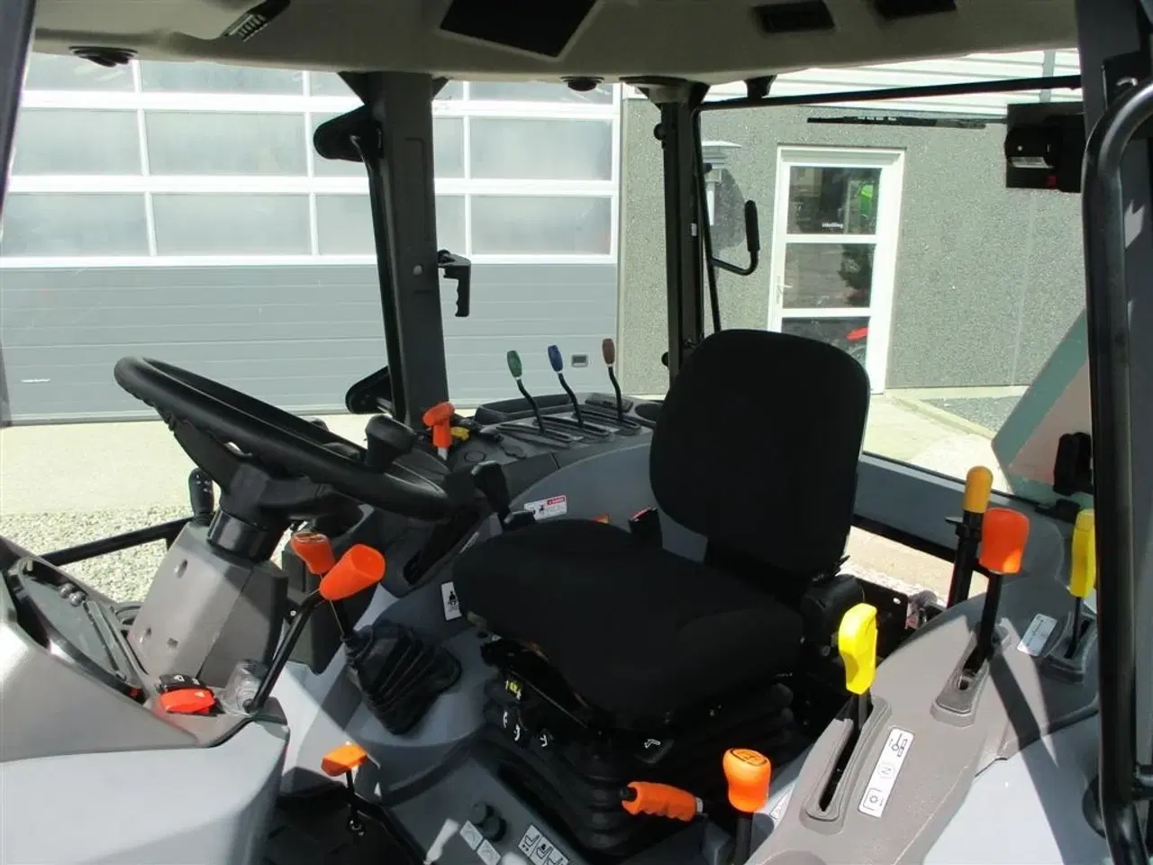 Billede 10 - Solis 50 Fabriksny traktor med 2 års garanti, lukket kabine med klima anlæg, og fuldhydraulisk frontlæsser på