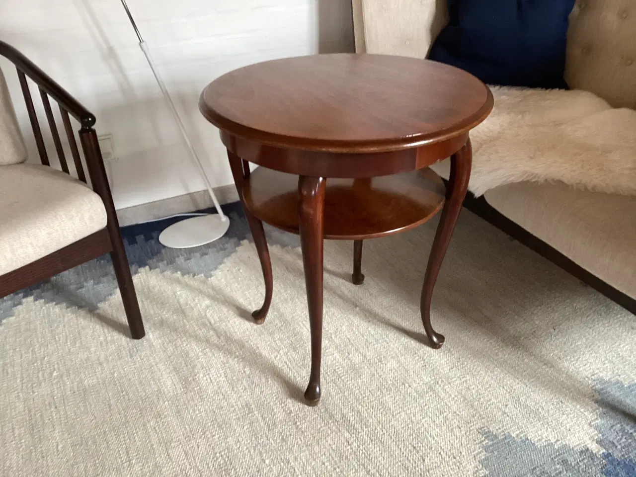 Billede 1 - Sofabord rundt i mørkt træ.