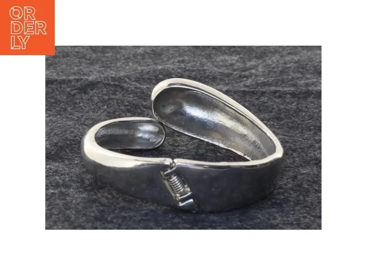 Billede 3 - Sølvfarvet armbånd (str. Ø 6 cm)