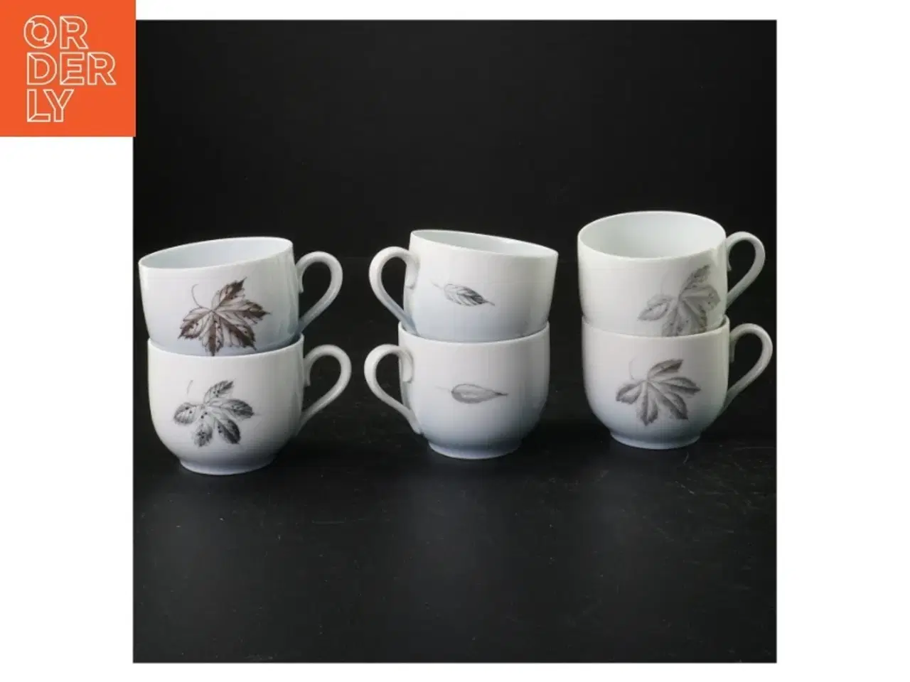 Billede 4 - Kaffeservice i porcelæn med blade design fra B&G (str. Tallerkener 14 cm i diameter. krus, 7 cm i diameter)
