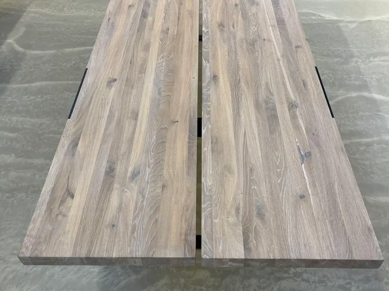 Billede 3 - Zilas spisebord. Hvidolieret massiv vildeg. 100x290 cm. Højde 74 cm.