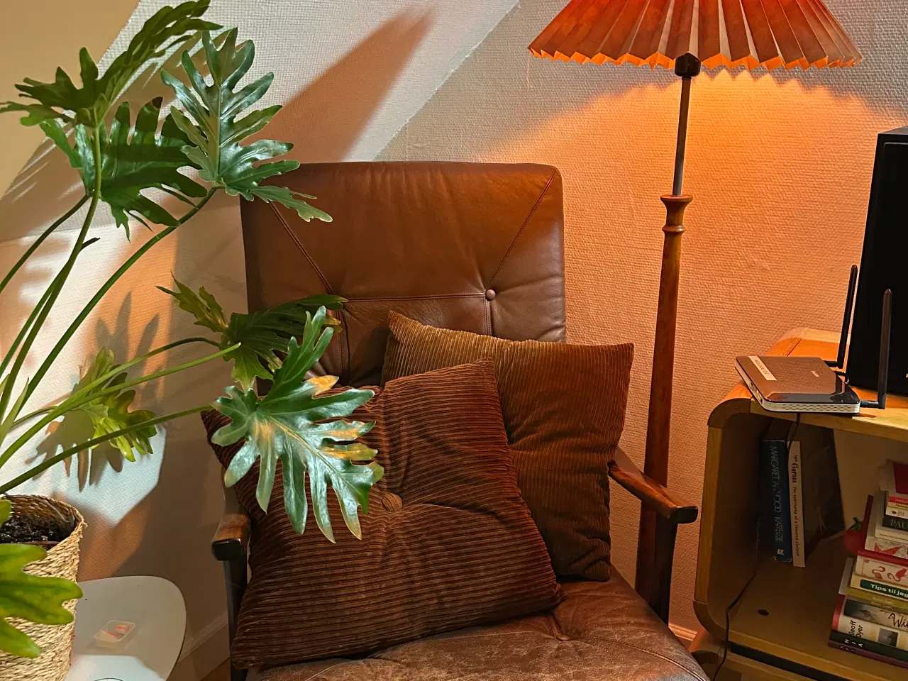 Billede 2 - Gulvlampe fra 1960'erne med orange plisseret skærm