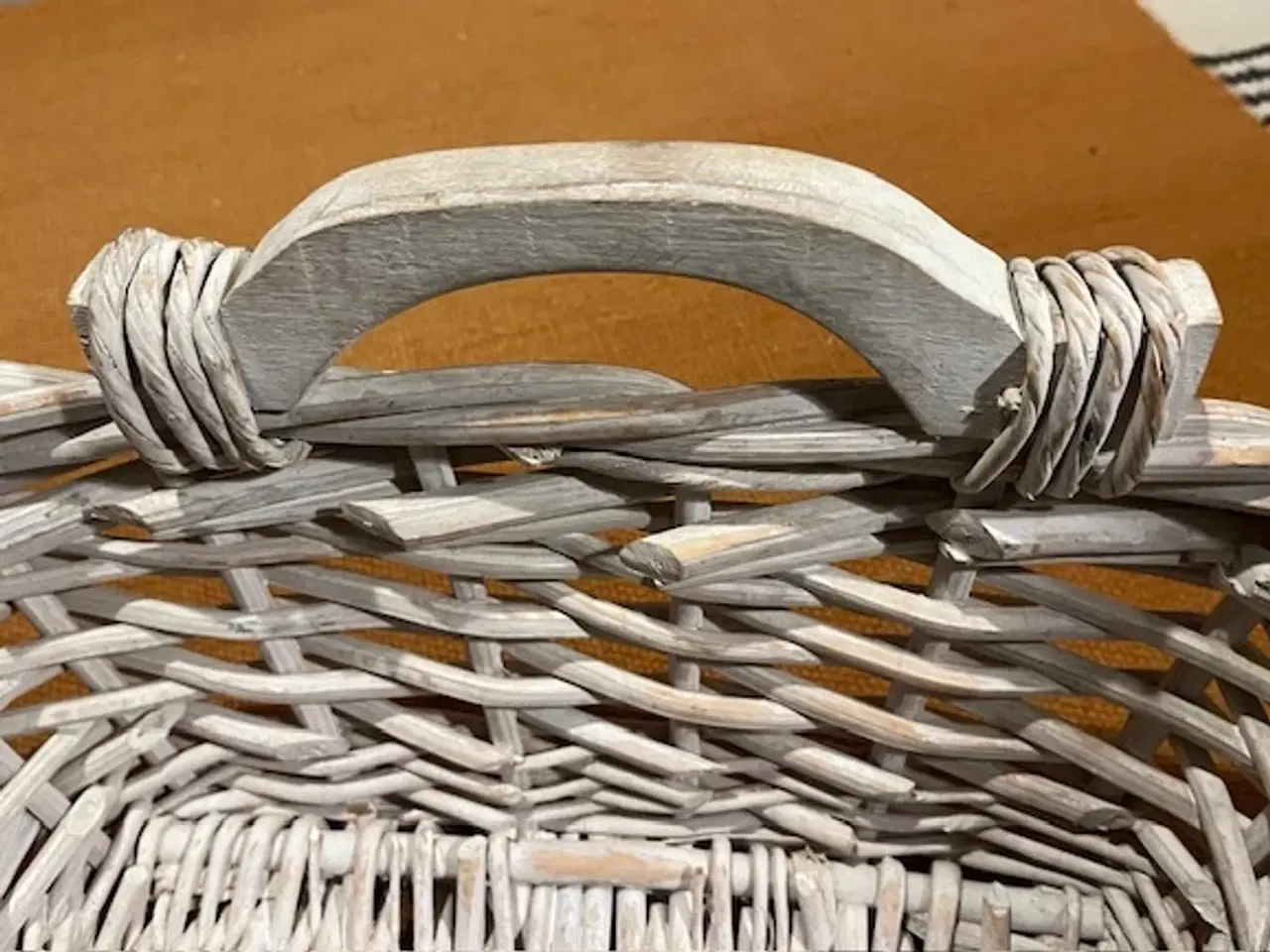 Billede 6 - Flettet kurv med håndtag i lyst flet