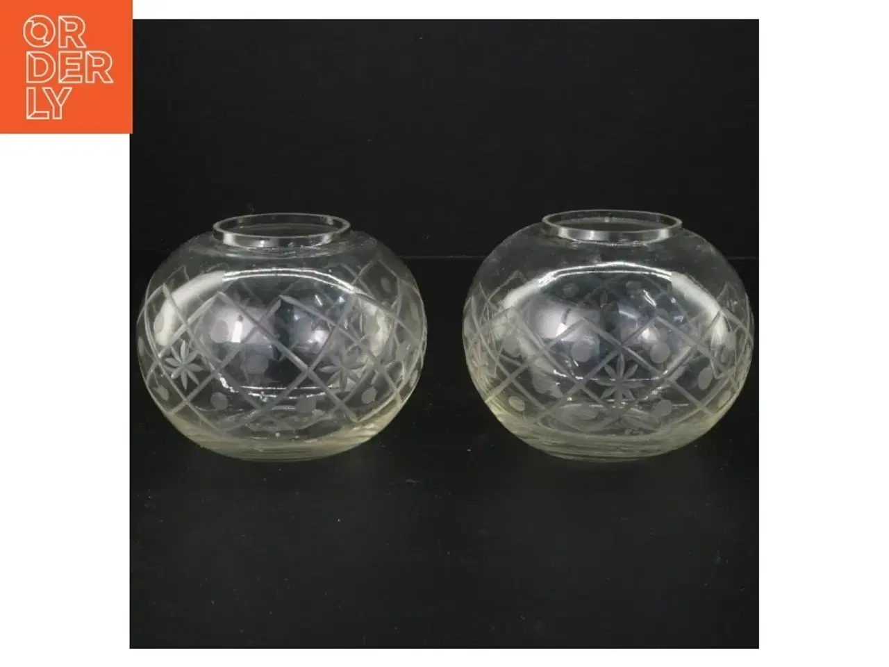 Billede 3 - To runde lysestager med glasdesign (str. Ø. 11 cm. 2 styk)