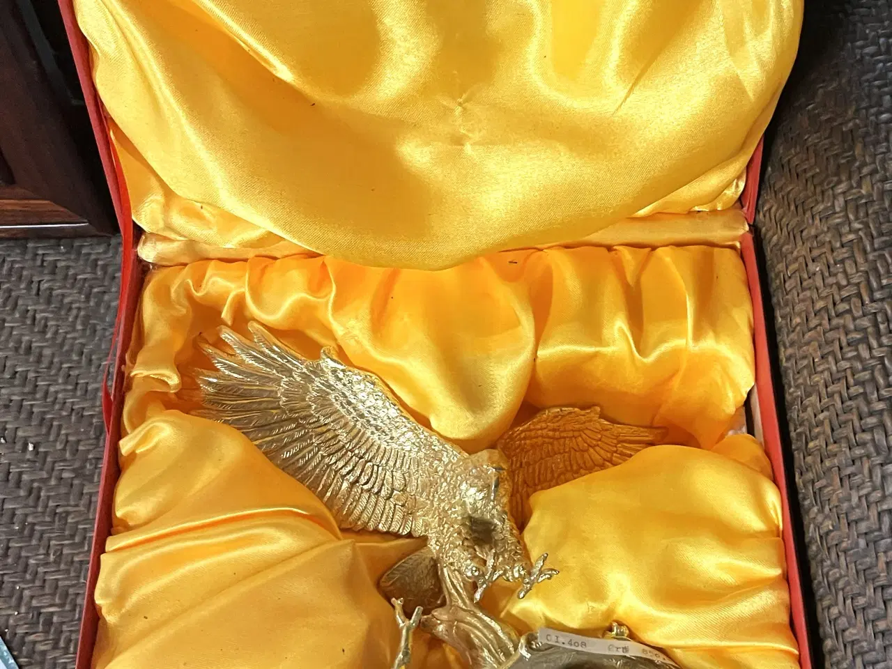 Billede 2 - Forgyldt ørnefigur på mahogni kasse m. ur