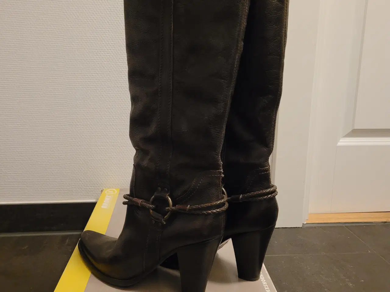 Billede 1 - Lange støvler i brun læder