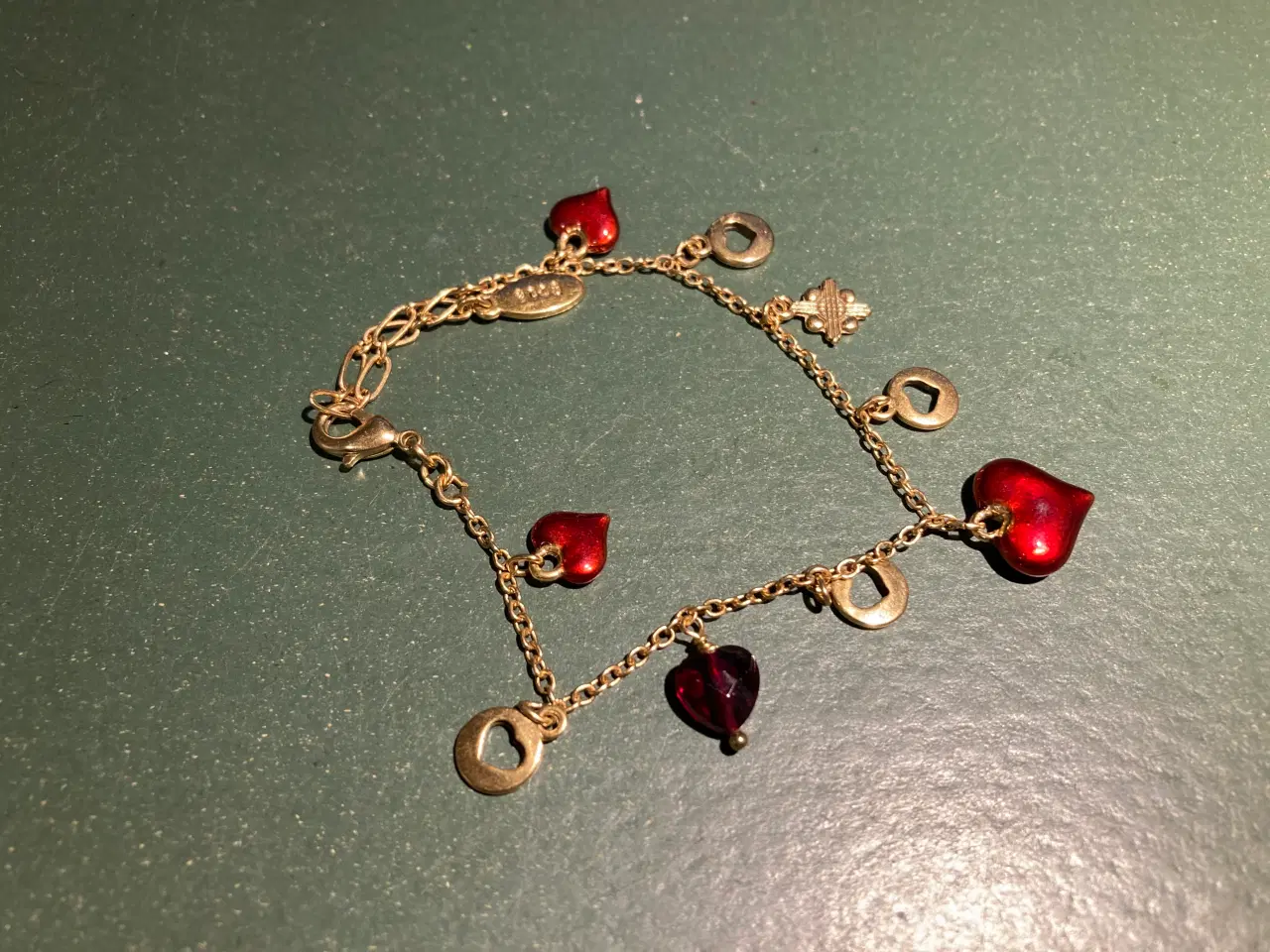 Billede 1 - PILGRIM armbånd med røde hjerter og gyldne ringe 