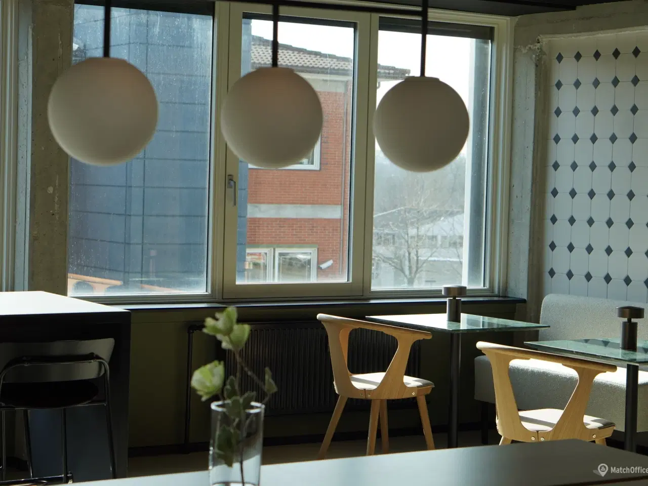 Billede 11 - Et lejemål med åbne rum der oser af skråsikker attitude og selvsikkerhed