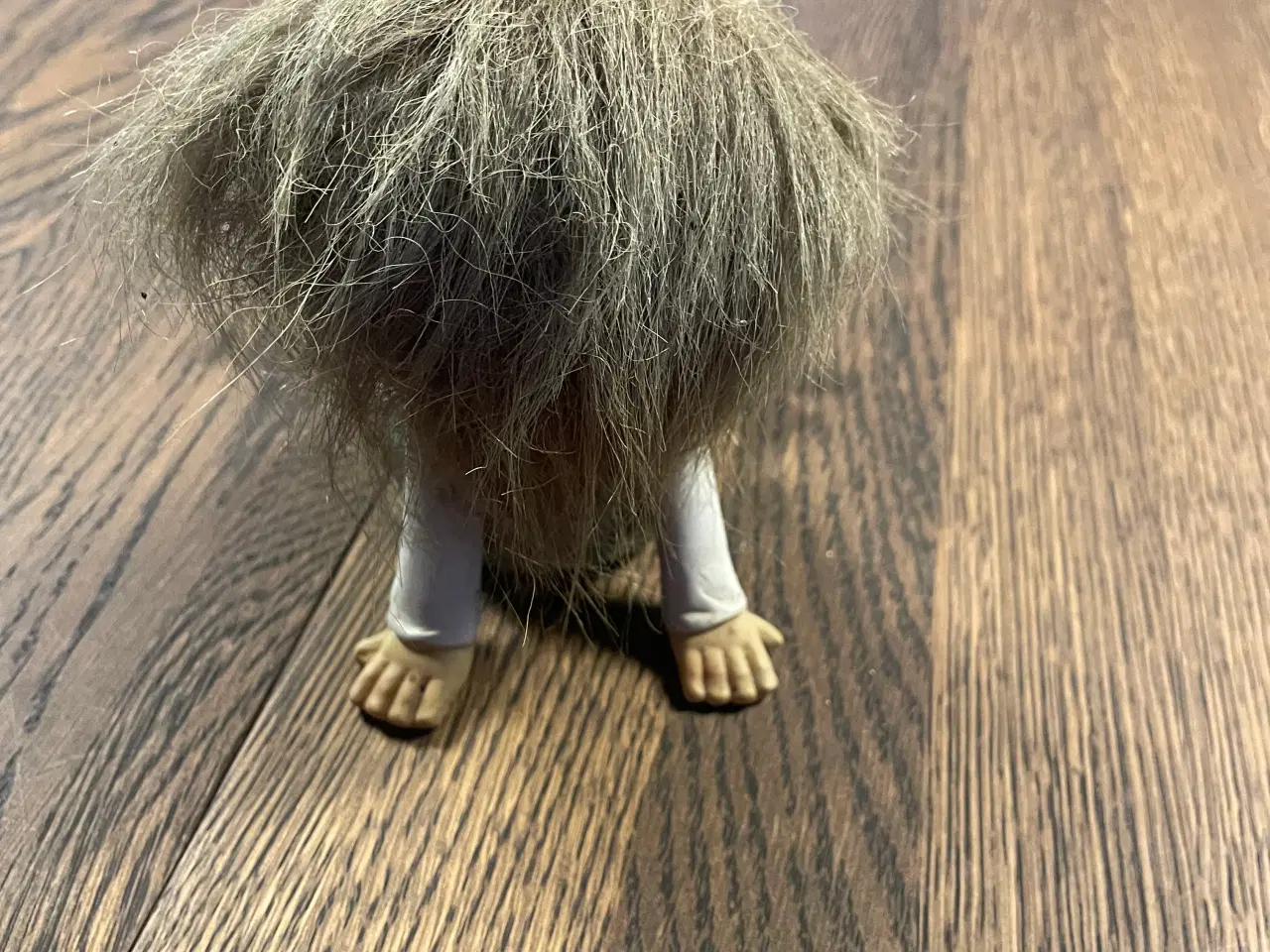 Billede 6 - Siddende trold i grøn tøj.