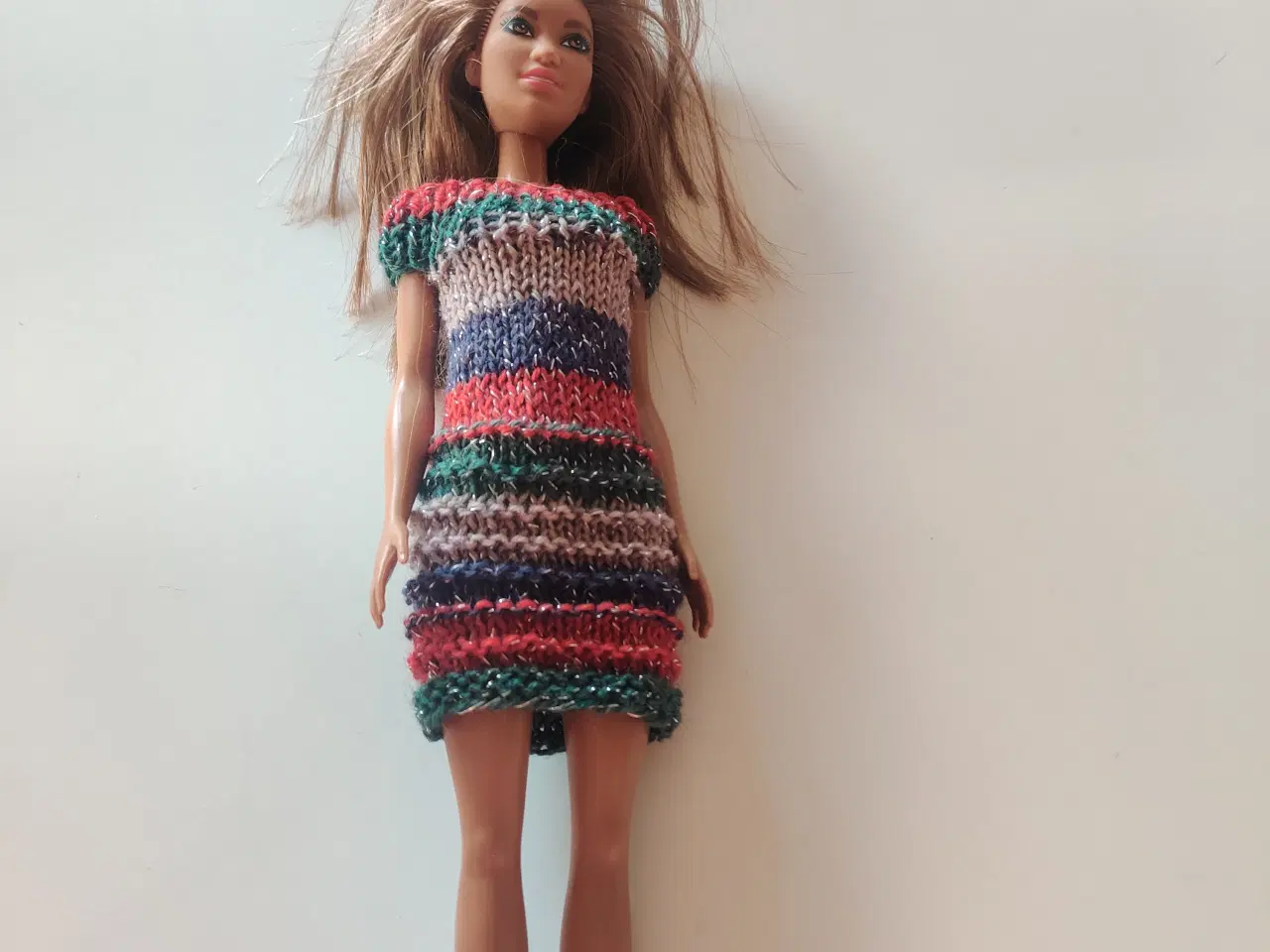 Billede 2 - Hjemmestrikkede Barbie kjoler. Flere farver