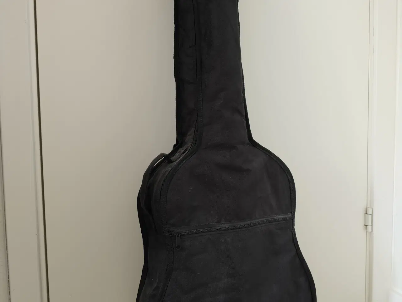 Billede 2 - Pæn og velholdt billig guitar