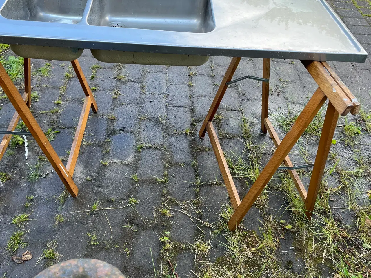 Billede 2 - Rustfri bord med to vaske