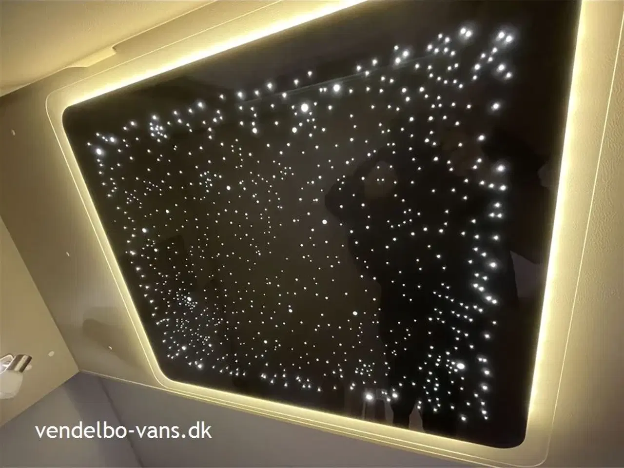 Billede 9 - 2018 - Adria Compact SLS   Smal camper på under 6 m længde - tryk på knappen og den vokser!