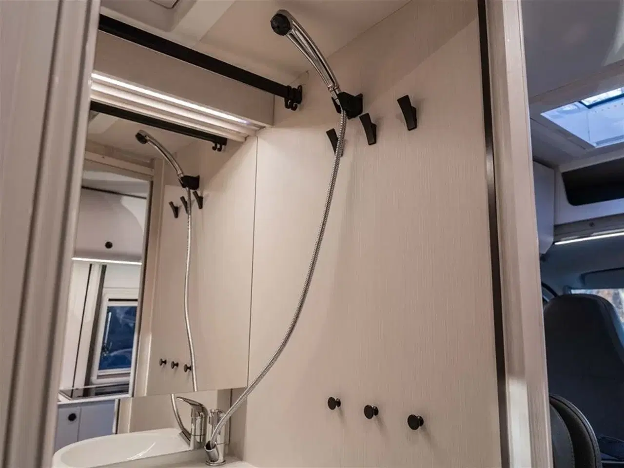 Billede 26 - 2026 - Tourne 6.4 Select aut. gear - Black   Tournes topmodel med langsgående senge