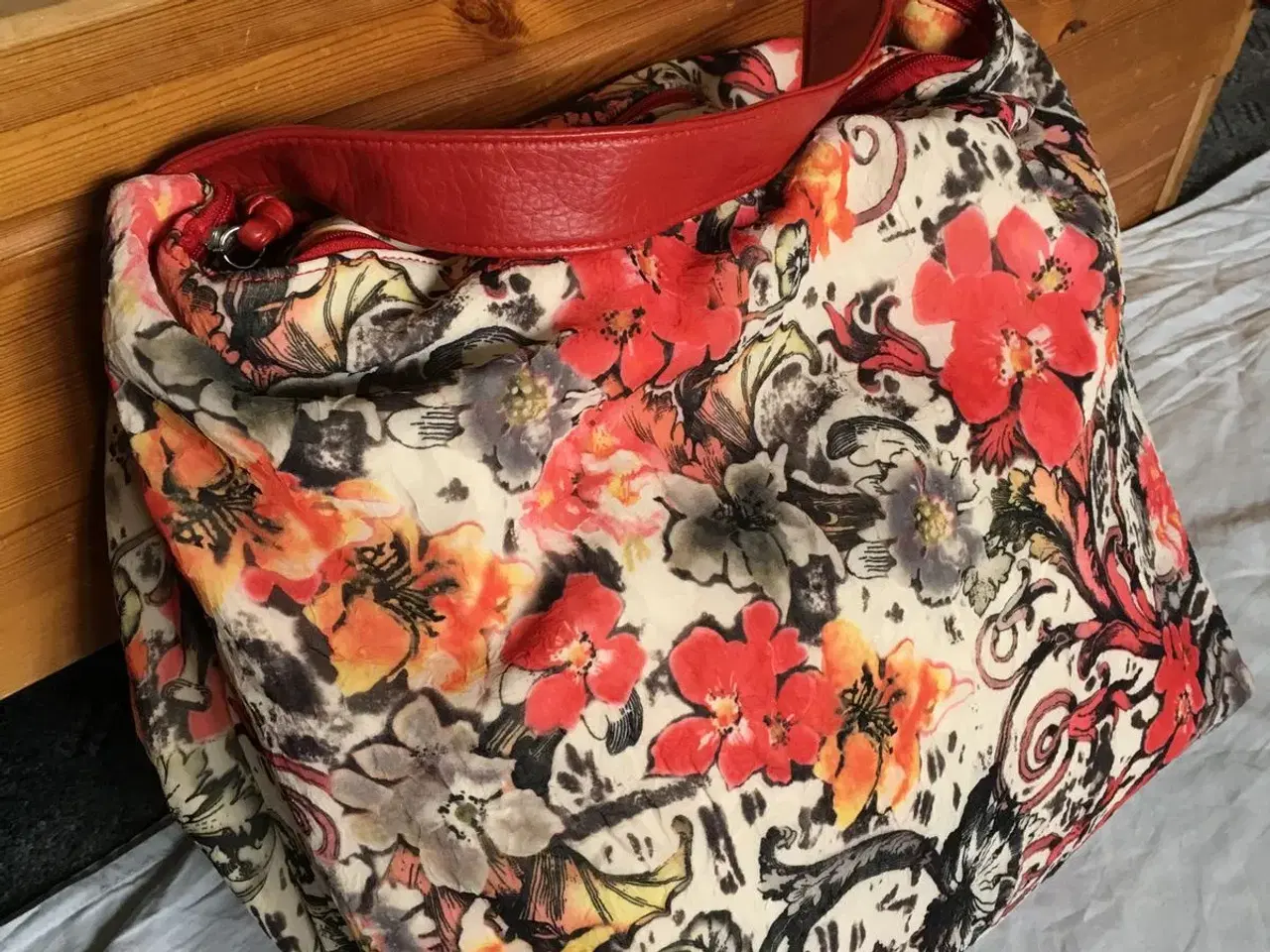 Billede 3 - Blomstret taske til salg
