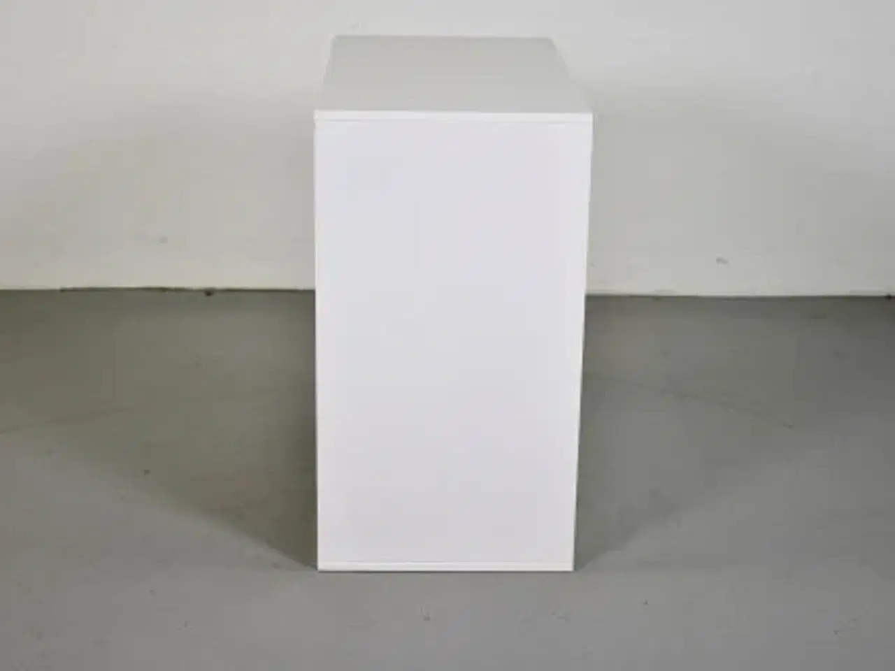 Billede 2 - Cube design quadro skab i hvid med to grå skydelåger