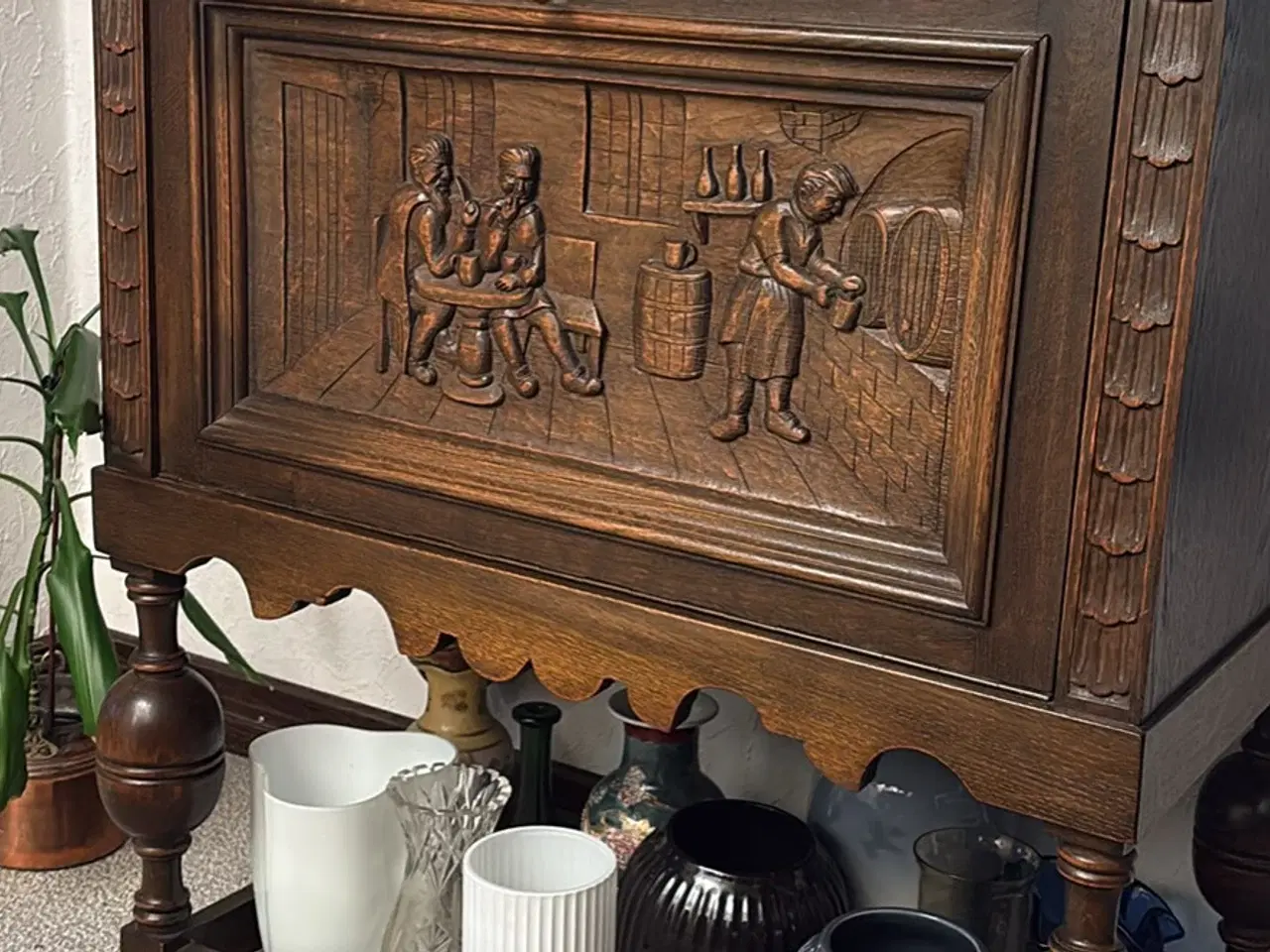 Billede 2 - Antikt barskab i mørkt træ med unikke udskæringer