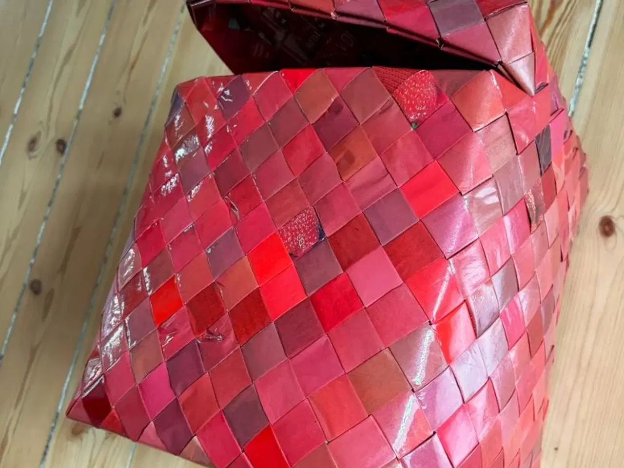 Billede 4 - Stor kurv med låg. Håndflettet.