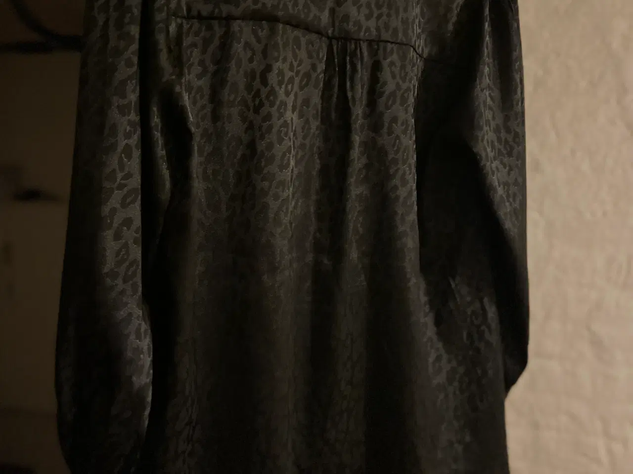 Billede 2 - Neo Noir bluse i jacquard mønster 