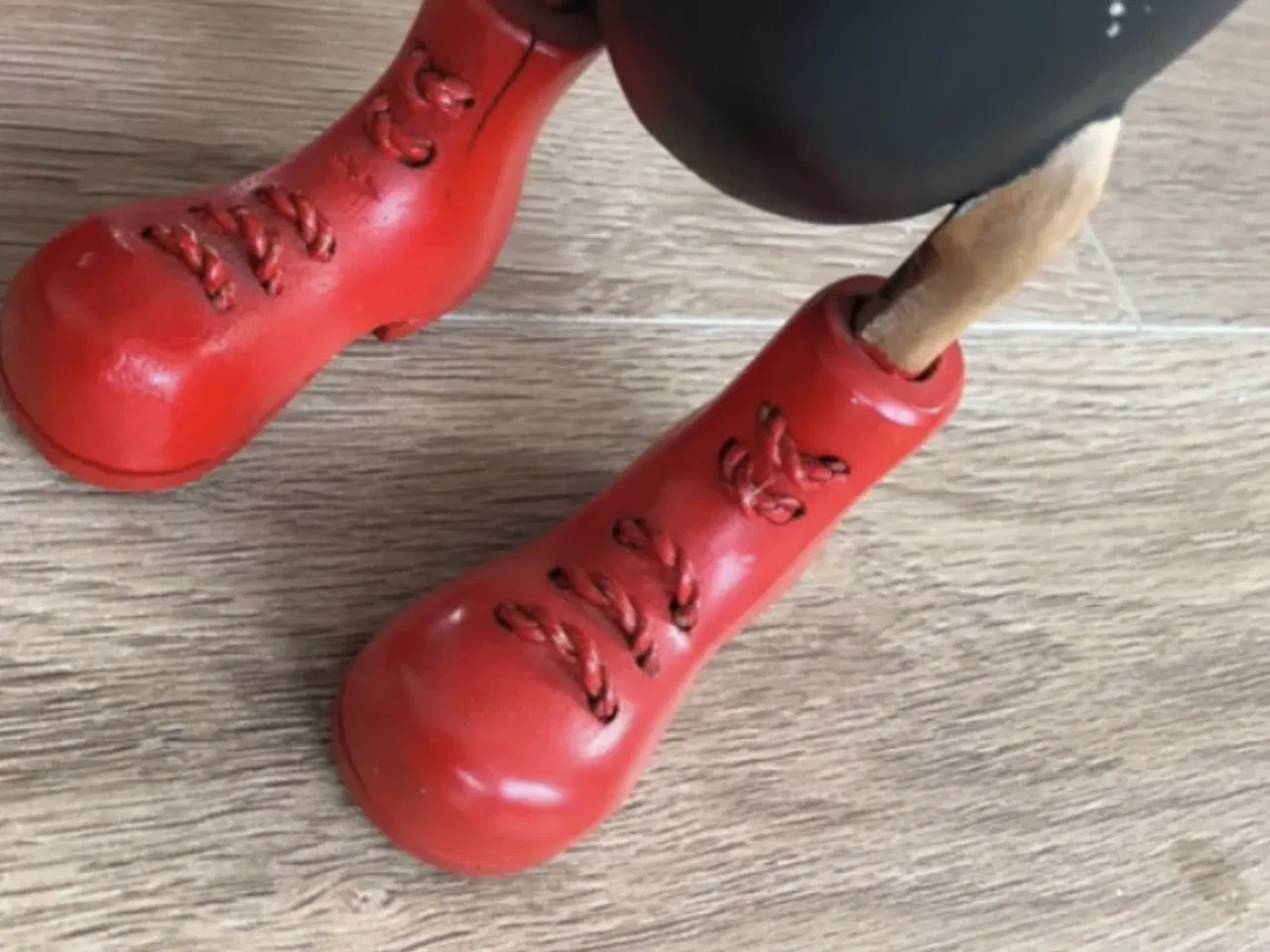Billede 7 - Sorte træ ænder med røde snørre støvler 
