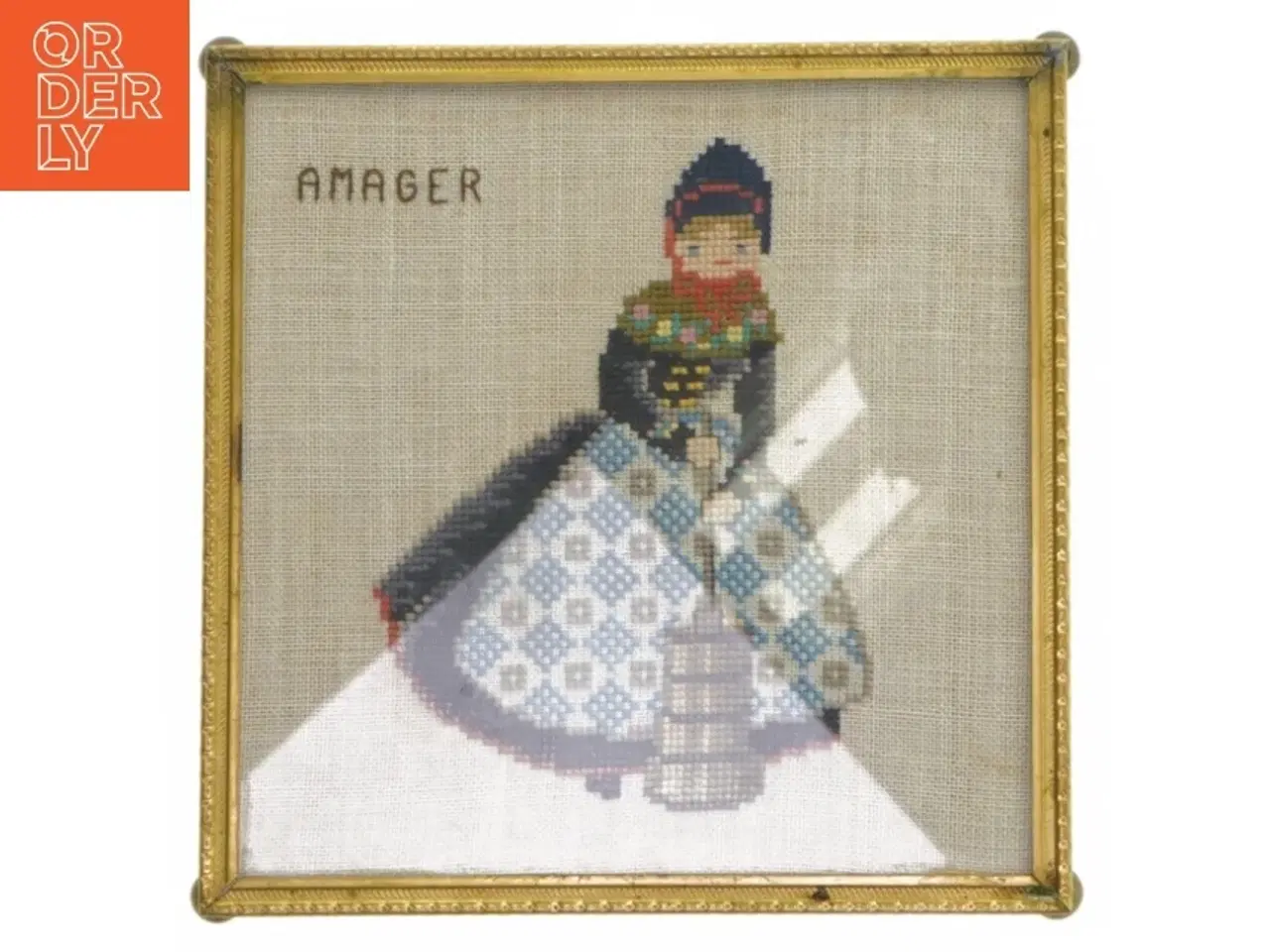 Billede 1 - Bordskåner i glas med broderi af Amager-pige (str. 15,5x15,5 cm)