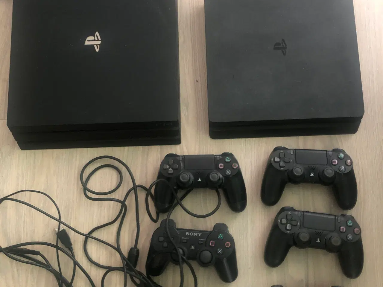 Billede 3 - 2 playstation 4, 12 spil og 6 controller
