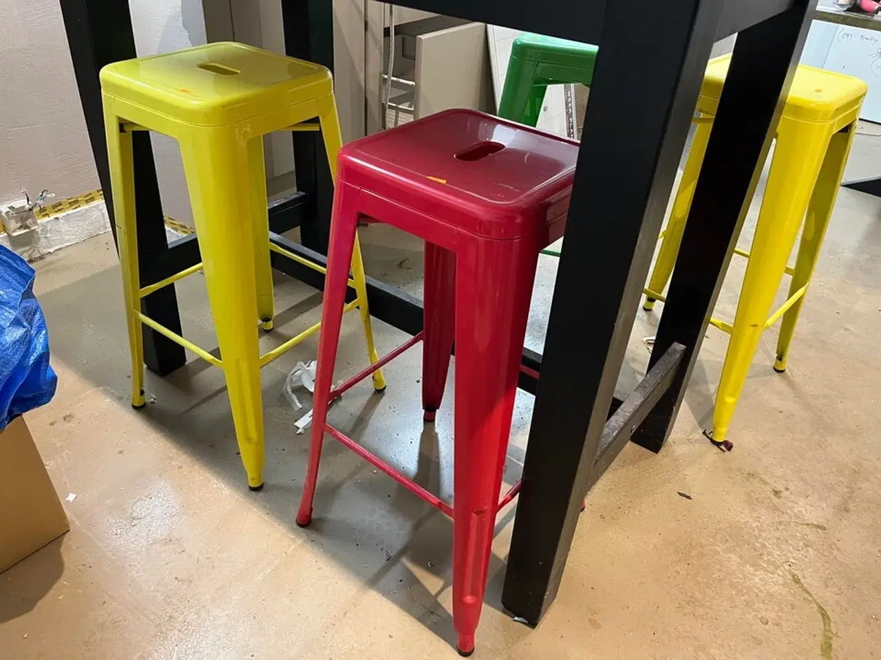 Billede 3 - Spisebord m. 4 skamler