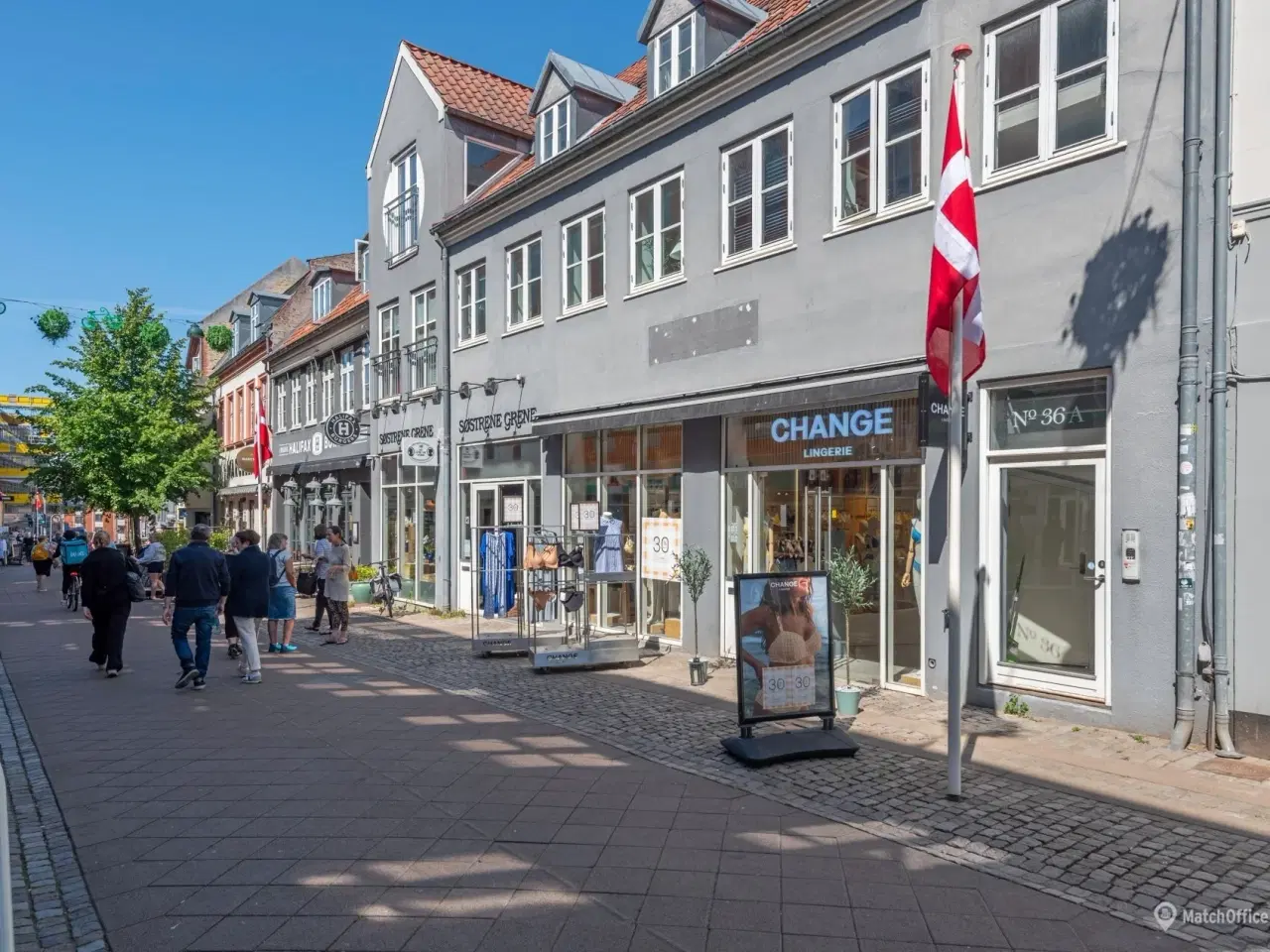 Billede 1 - Super velplaceret butikslejemål med god udstillingsplads i de store facadevinduer