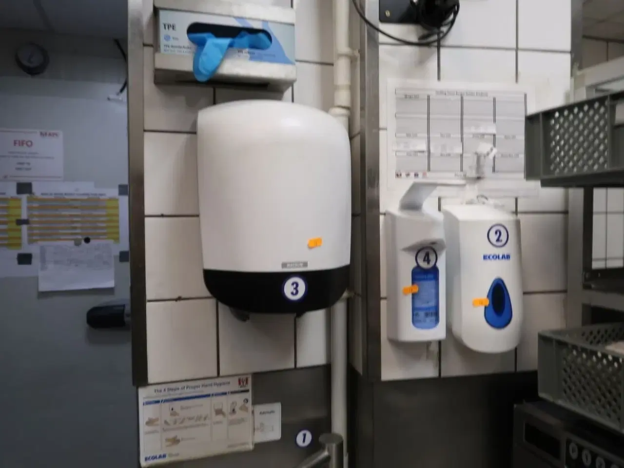 Billede 2 - Vaskestation, papirdispenser, sæbedispenser m.m.