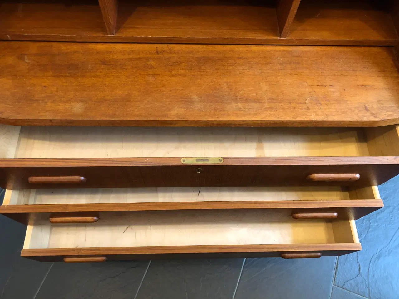 Billede 16 - Chatol i teak med indbygget spejl, skuffer, udtræk