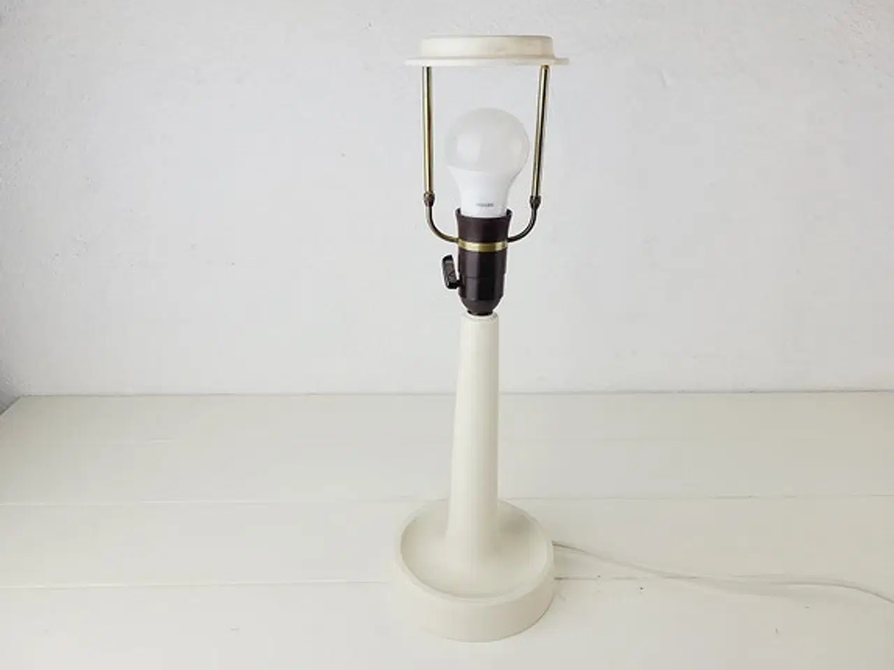 Billede 7 - ⭐️ Retro Hvid Keramisk Bordlampe: Tidsløs Skønhed 