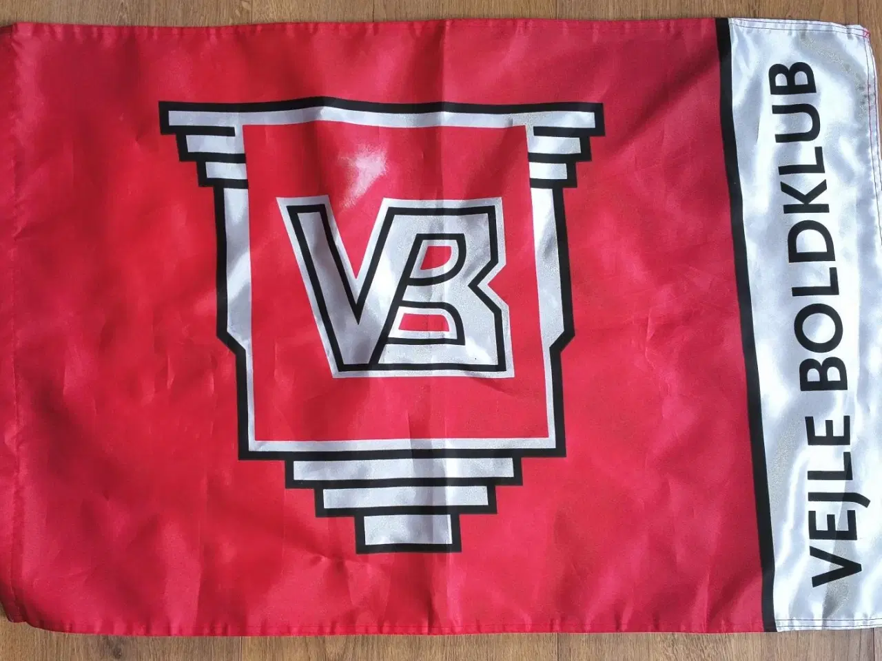 Billede 1 - VB/VEJLE BOLDKLUB FLAG, 50X70 CM