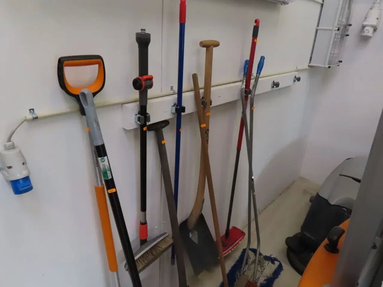 Billede 3 - Diverse koste og skovle