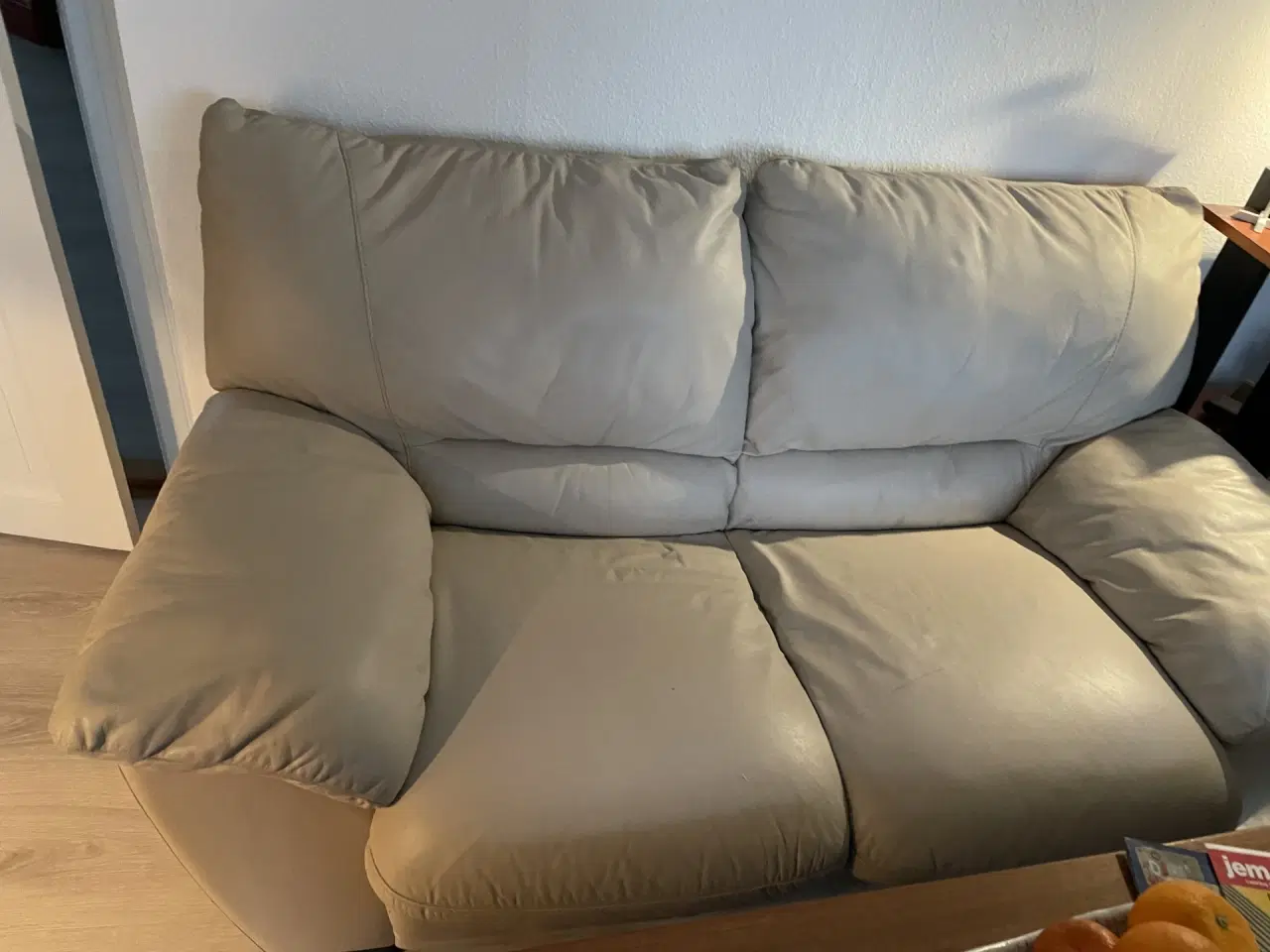 Billede 1 - 2-personers sofa i hvid læder – pæn stand