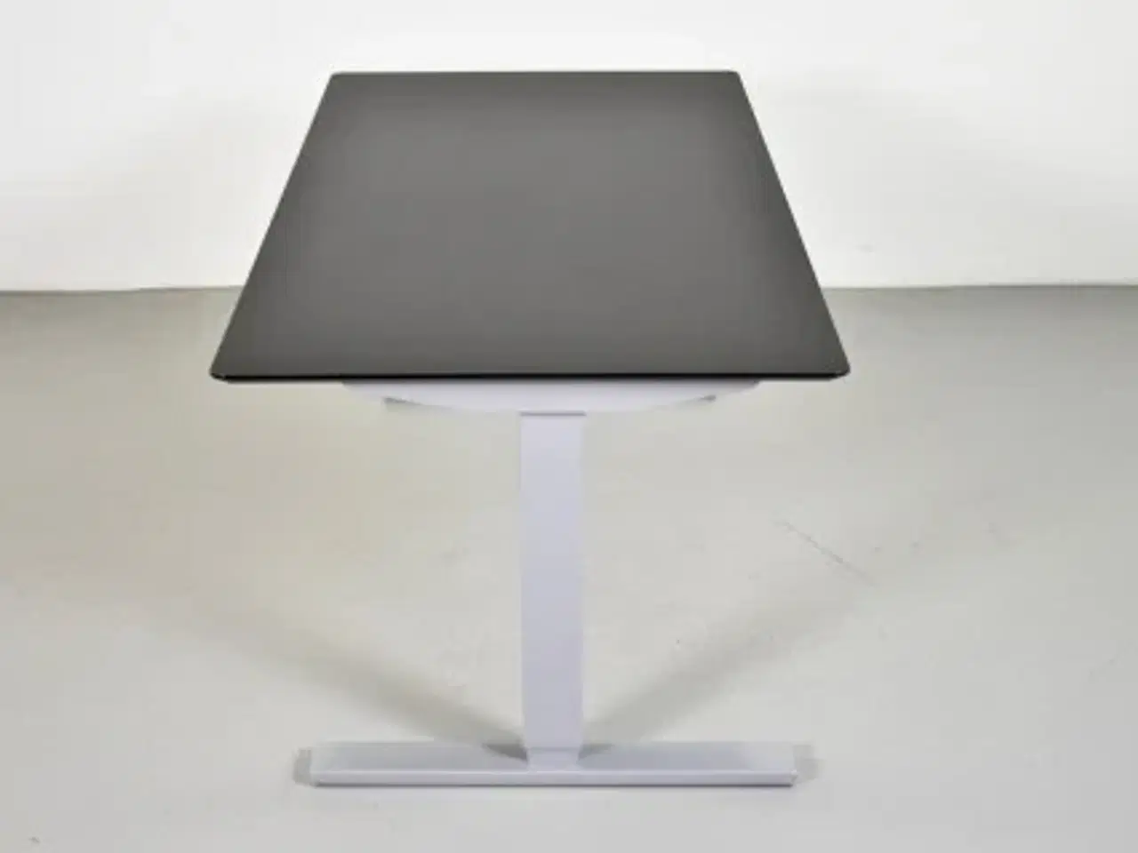 Billede 2 - Hæve-/sænkebord med sort linoleums fsc plade på alu stel