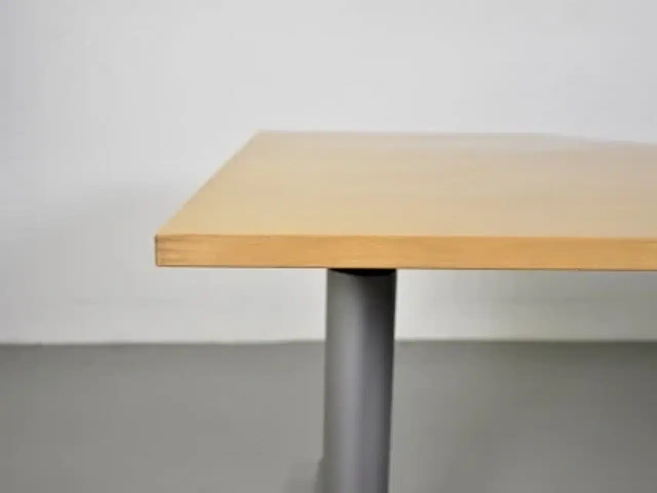 Billede 10 - Efg hæve-/sænkebord i ahorn med højresving, 200 cm.