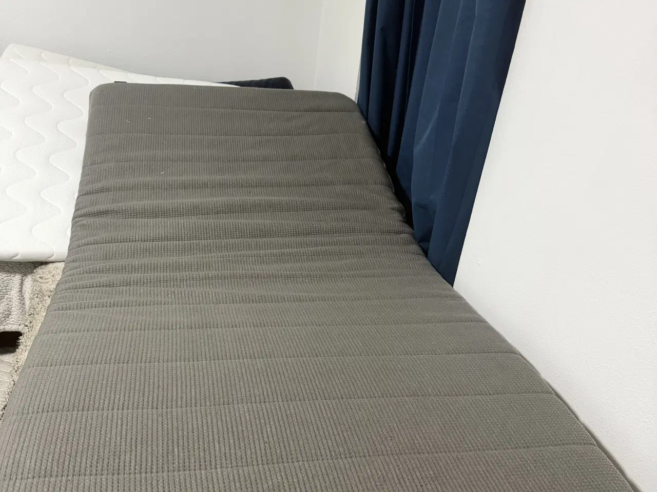 Billede 3 - Helt ny elevationseng + 2 madrasser – GOD PRIS