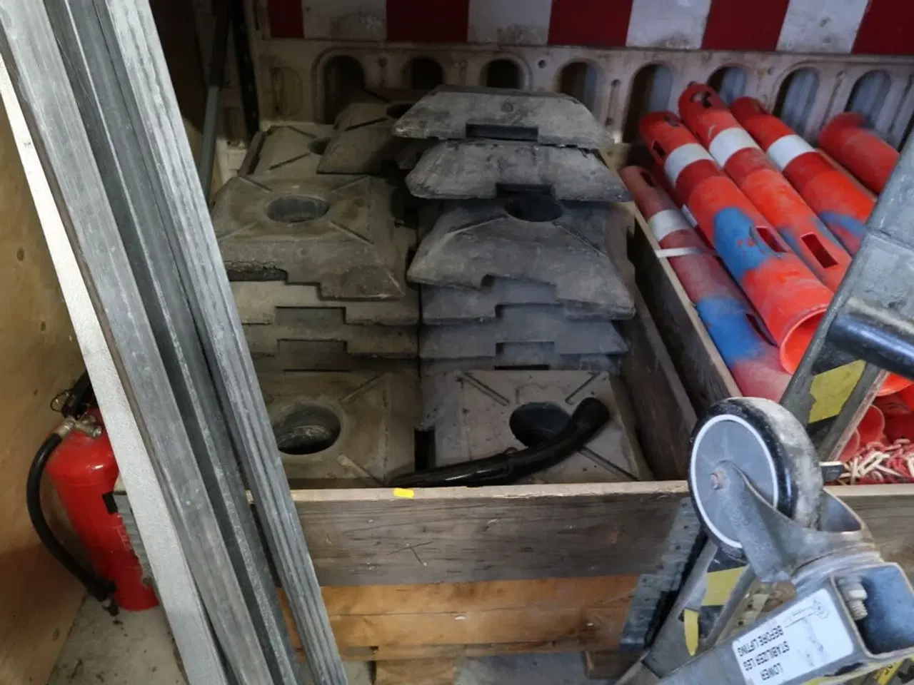 Billede 2 - 2 stk. paller med afspærringsstolper