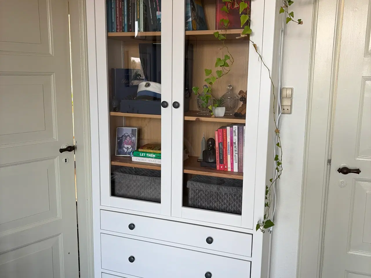 Billede 1 - Vitrineskab med skuffer