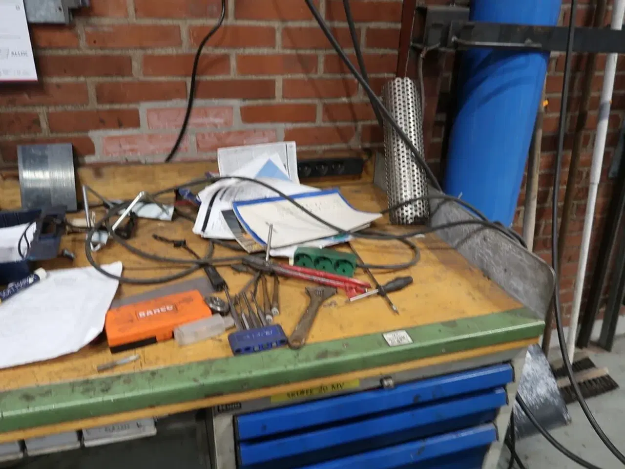 Billede 4 - Arbejdsbord med skruestik samt div. Værktøj