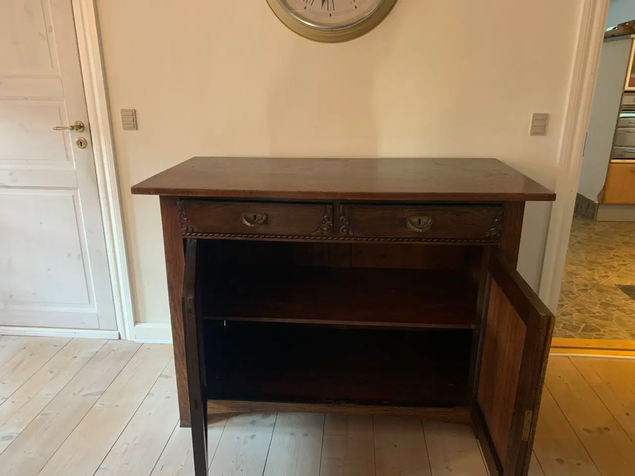 Billede 2 - Rummeligt underskab med hylder