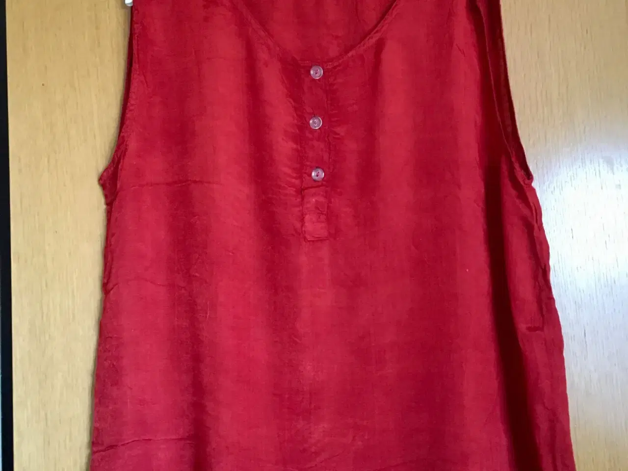 Billede 1 - Mørkerød bluse til salg